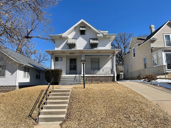 Cute & Retro 3 Bedroom Home in Midtown w/ Garage! - Cute & Retro 3 Bedroom Home in Midtown w/ Garage!