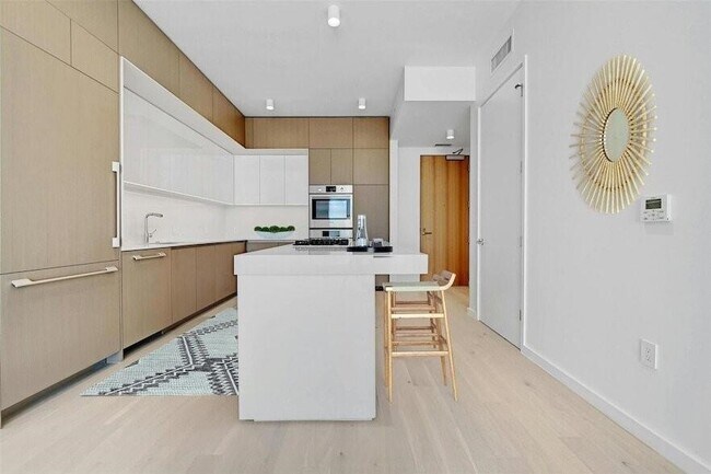 Foto del edificio - 313 W 17th St