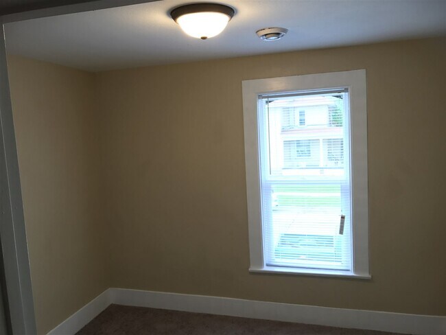 Foto del edificio - 614 1/2 MacFarlane Rd