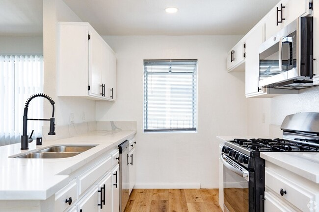 Interior Photo - 1945 Glendon Avenue