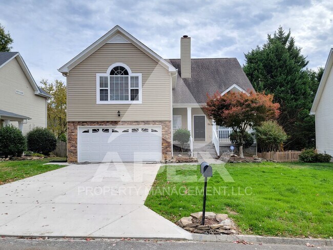 Beautiful 3 Bd/2.5 Ba Single Family home w/Bonus Rm in West Knoxville! - Beautiful 3 Bd/2.5 Ba Single Family home w/Bonus Rm in West Knoxville!