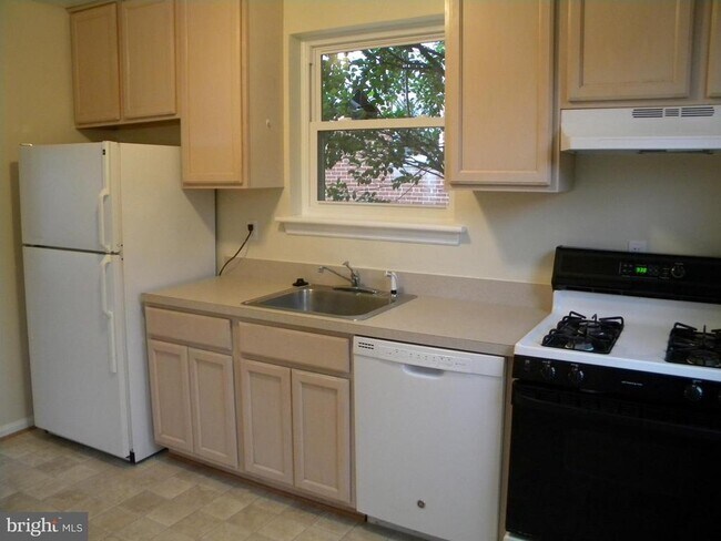 Building Photo - 5022 Druid Dr