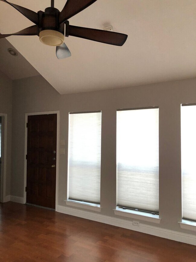 Building Photo - 2 Bedroom Single Family Home in San Antonio