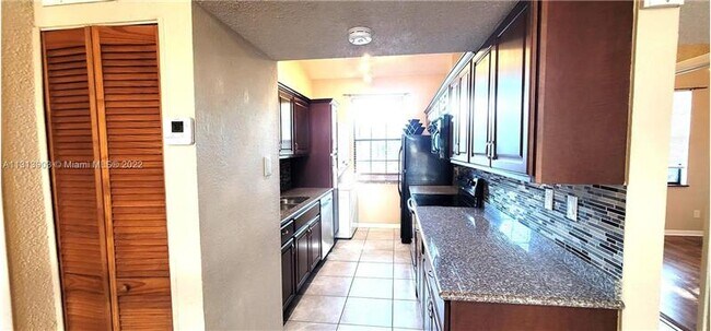 Foto del edificio - 10121 Woodbury Ct