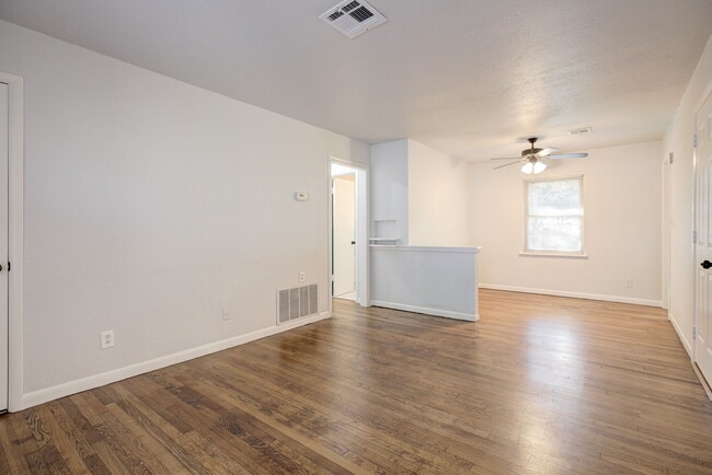 Building Photo - 806 Denison Dr