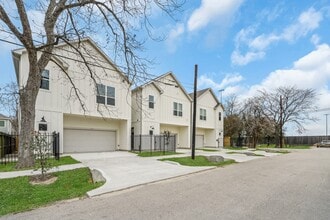 Building Photo - 2311 Solo St
