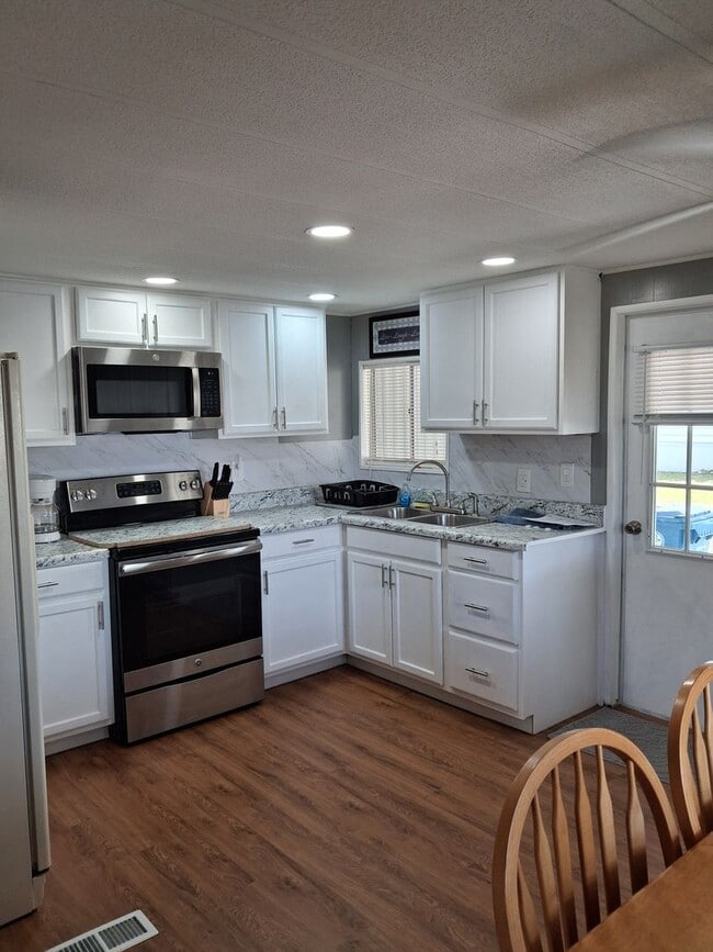 Building Photo - Beautifully Maintained 2 Bedroom 2 Bath in Desirable 55+ Active Adult Community