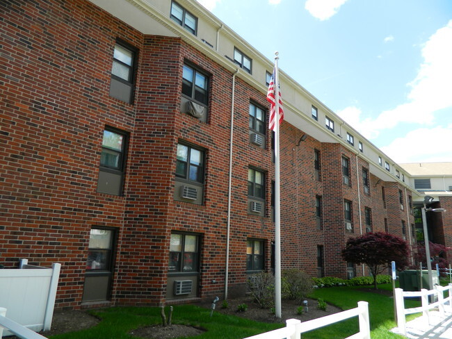 Building Photo - Mineral Spring Gardens