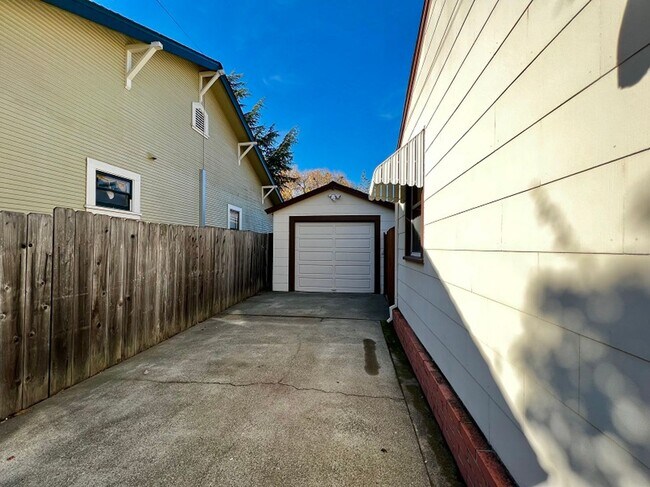 Building Photo - Absolutely Adorable One Bedroom Home Near ...