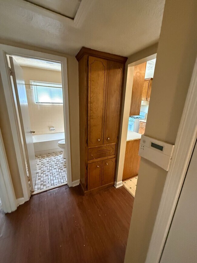 Foto del edificio - SELF TOURING AVAILABLE - Nice House with F...