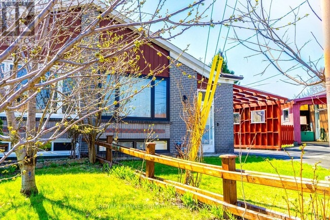 Building Photo - 17 Avis Crescent