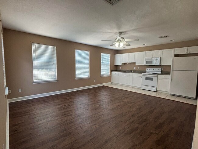 Foto del edificio - 3722 Longfellow Rd
