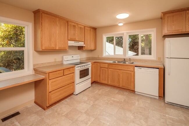 Building Photo - Spacious 7 Bedroom House! Sehome Neighborhood