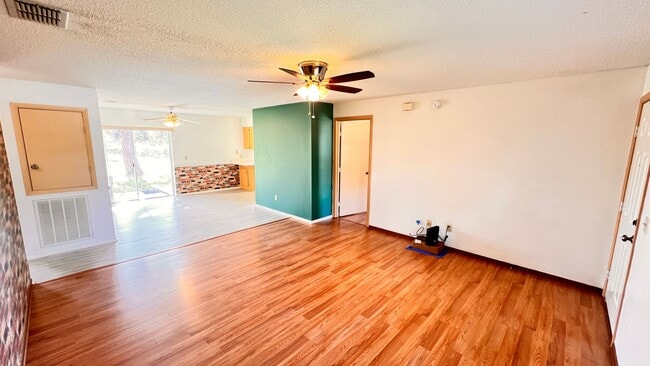 Building Photo - Charming 3 Bedroom, 2 Bathroom Home in Seb...