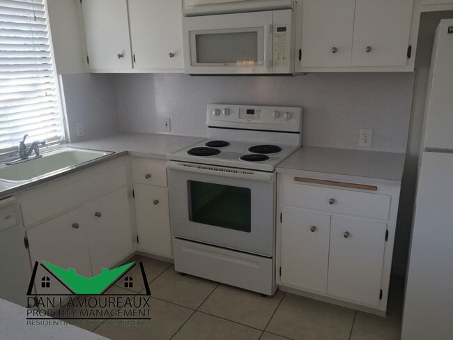 Building Photo - 3 bedroom home in Southwest Woodland