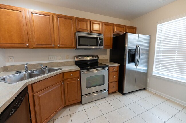 Foto del edificio - Beautifully Updated 2-Bedroom, 2.5-Bath Townhome in Greensboro