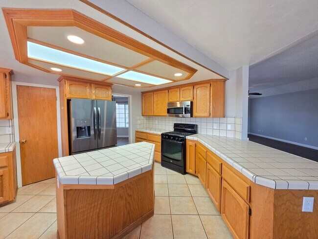 Building Photo - Spacious 4 Bedrooms & 3 Full bathroom Home with Over 2,200 Sq Ft on a Corner Lot!