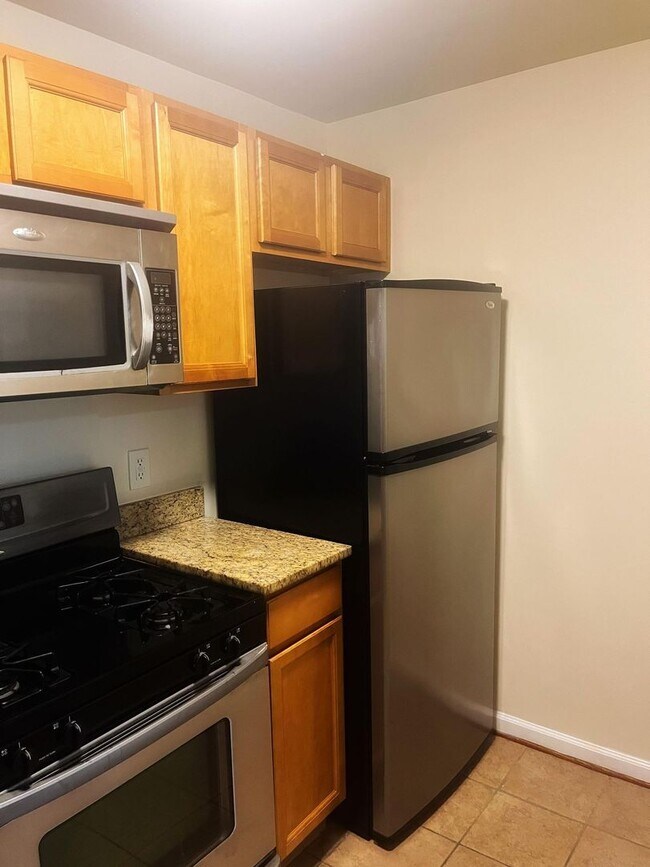 Building Photo - 2 Bedroom 1 Bath in Markham View Condomini...