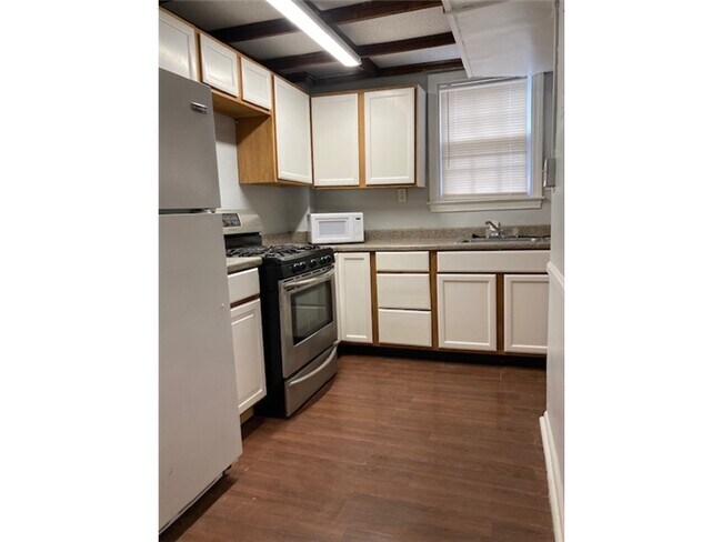 Building Photo - 23 N Pennewell Dr