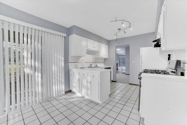 Building Photo - 7030 Sussex Ct