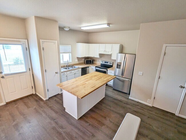 Foto del edificio - 2 Bedroom 2.5 Bath Townhome