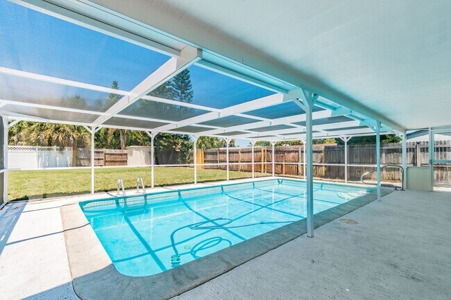 Foto del edificio - POOL HOME!! beautiful 3/1.5 1360 Sq. Ft. w...