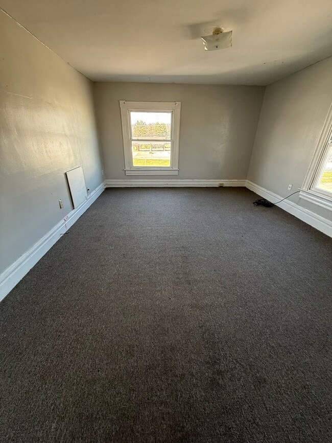 Building Photo - 1001- Up &amp; Down