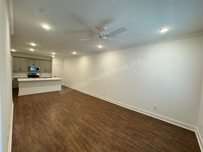 Building Photo - 3BR/3.5BA - End Unit in South Grove