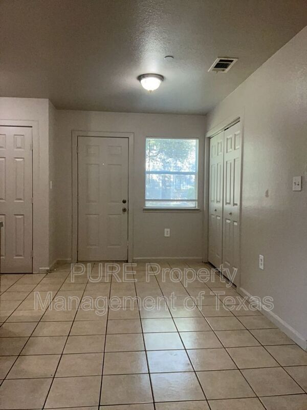 Building Photo - 403 Hedgewood Dr