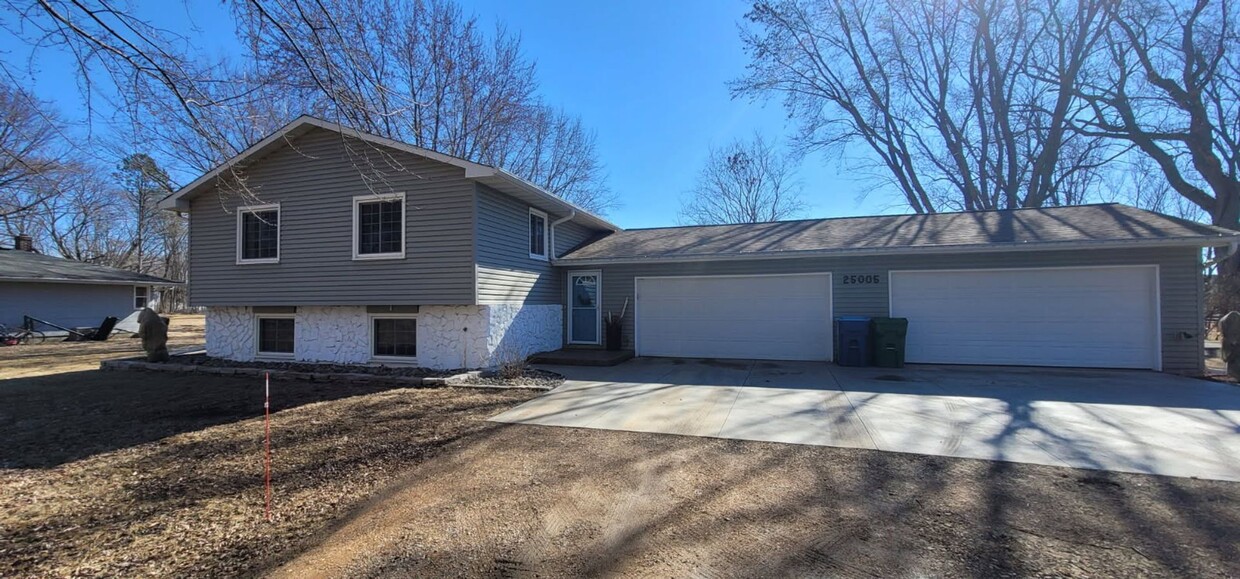 Foto principal - Shorewood 4 Bedroom 4 Car Garage