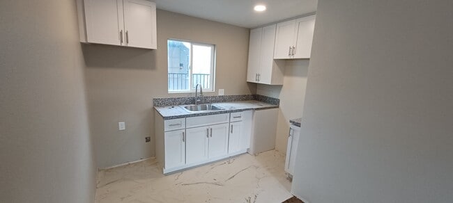 Kitchen - 1925 Santa Paula Dr