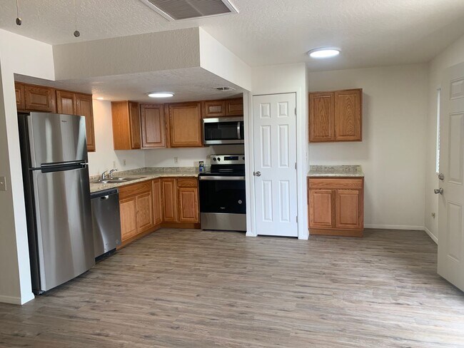 Foto del edificio - FOUR-PLEX SINGLE LEVEL APARTMENT - CLARKDALE