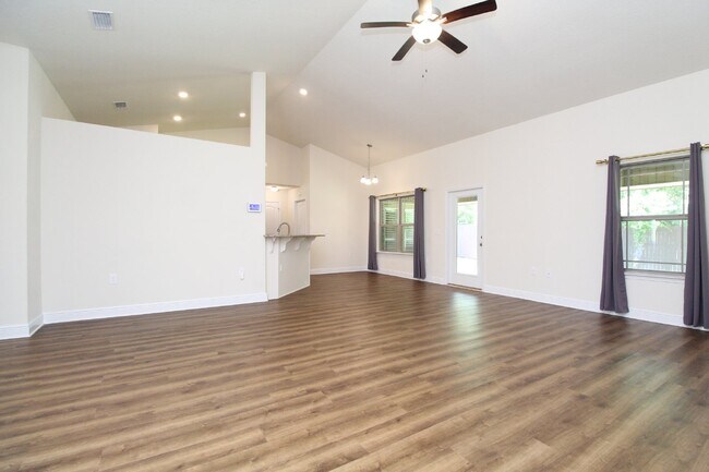 Foto del edificio - 4-Bedroom Brick Beauty in Ventura Estates ...