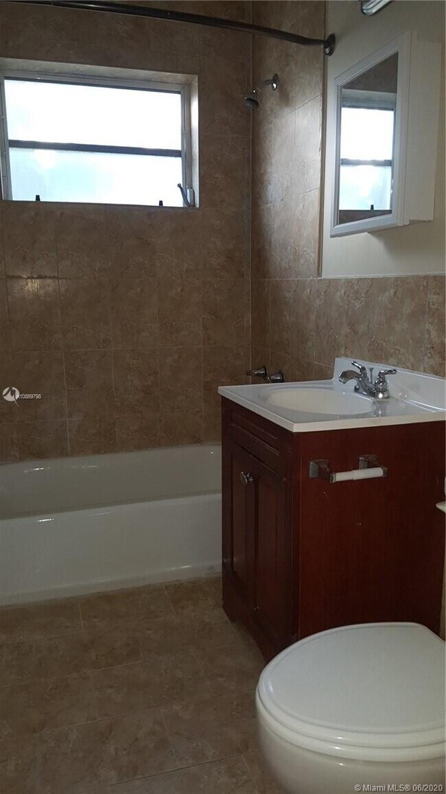 Foto del edificio - 815 W 40th St