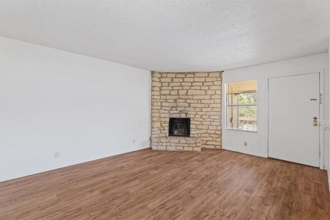 Building Photo - 302 Algerita Dr