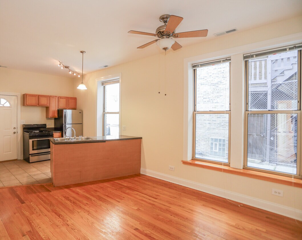 Primary Photo - 1739 W Addison St