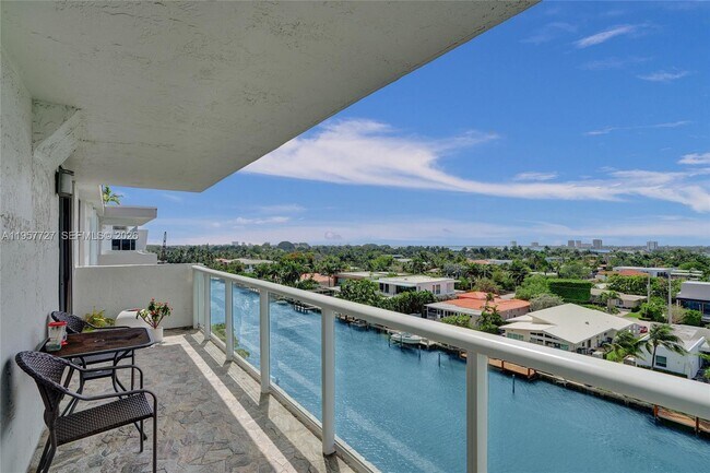 Foto del edificio - 10000 W Bay Harbor Dr