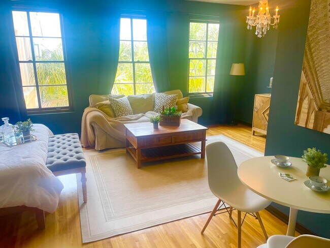 sala de estar tipo estudio - Los Altos – A Legendary Residence at 4121 Wilshire Blvd