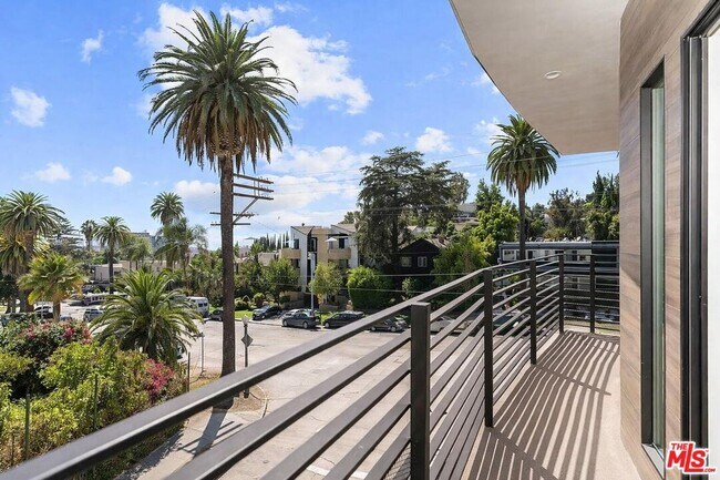 Foto del edificio - 2115 Beachwood Terrace