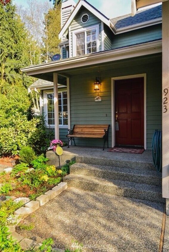 Foto del edificio - Private 3BD/2.5BA Townhome with Yard & Garage | Lynnwood, WA