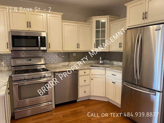Building Photo - HUGE Dual Master Suite Apartment in histor...