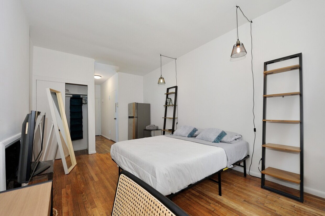 Foto principal - 374 W 35th St