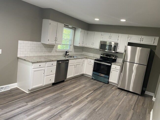 Building Photo - SUBLEASE - HUGE 3 bedroom house in EUDORA