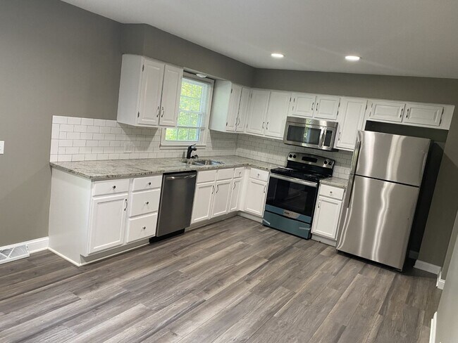Foto del edificio - SUBLEASE - HUGE 3 bedroom house in EUDORA