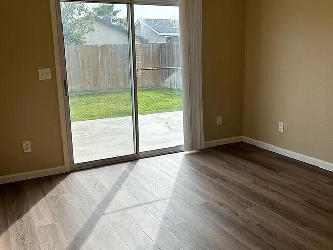 Building Photo - Hanford Family home