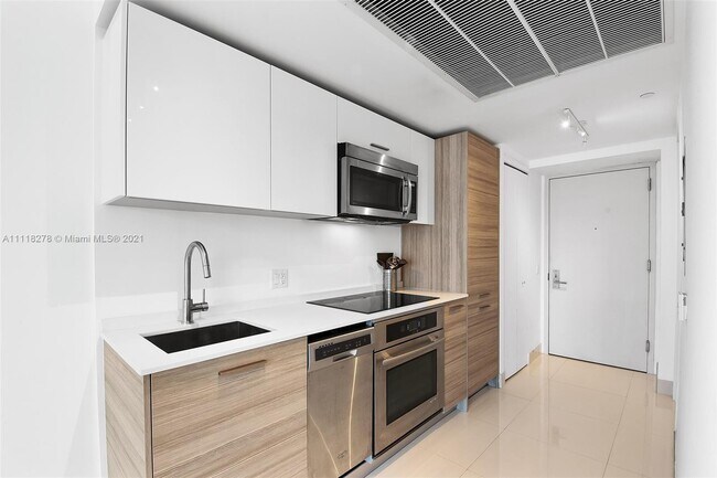 Building Photo - 1300 Brickell Bay Dr