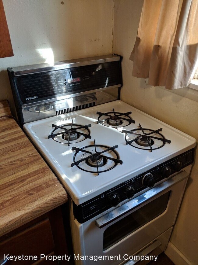 Building Photo - 1 br, 1 bath House - 1225 E. Davenport Str...