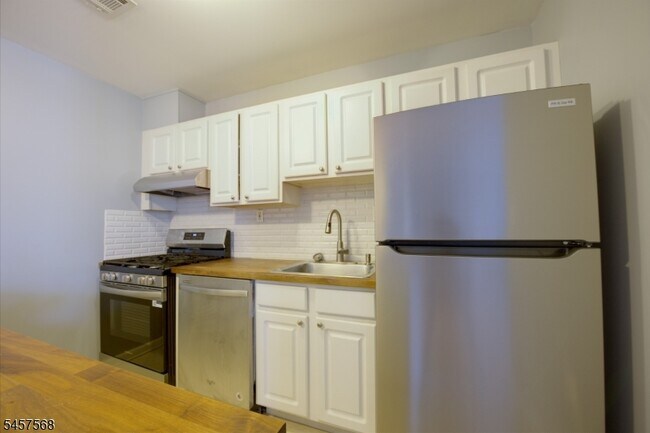 Foto del edificio - 372 Bramhall Ave