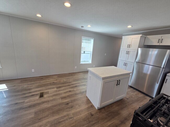 Foto del edificio - 39500 Warren Rd