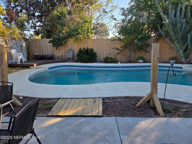 Foto del edificio - 1811 Eastern Dr